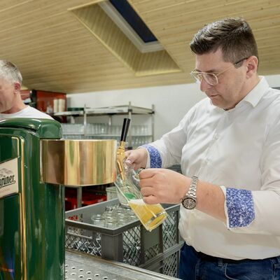 Bild vergr&ouml;&szlig;ern: Landrat Thomas Hennig zapfte sogar selbst Bier f&uuml;r die Helfer.