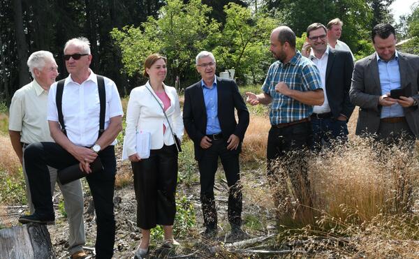 Bild vergr&ouml;&szlig;ern: Zu sehen sind stehen Mitglieder der Landunion auf einer Waldbrachfl&auml;che