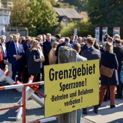 Bild vergr&ouml;&szlig;ern: Rundgang &uuml;ber das Freigel&auml;nde und Austausch mit Zeitzeugen und Sch&uuml;lern.