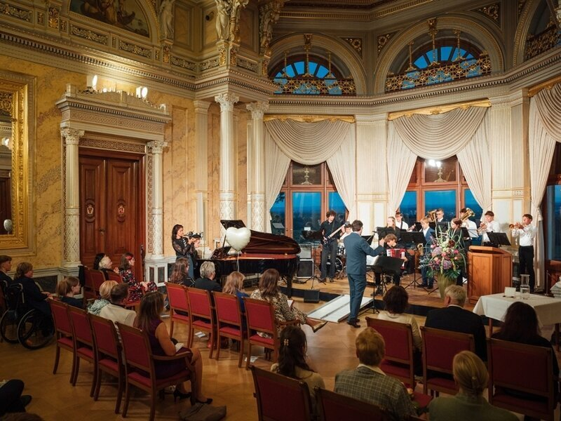 Ein kleines Sinfonieorchester spielt.