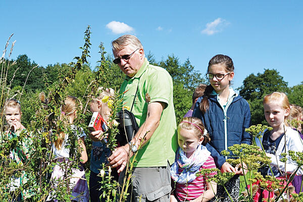 Bild vergr&ouml;&szlig;ern: Naturschutzhelfer Michael Tho&szlig; mit Sch&uuml;lern unterwegs im gr&uuml;nen Klassenzimmer.