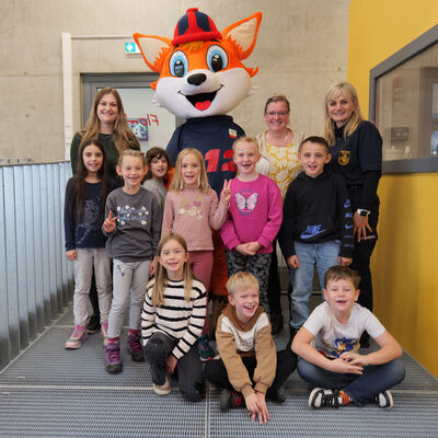 Das Bild zeigt die Kinder der Kita und des Hortes "Zwergenland" aus Rodewisch, zusammen mit dem neuen Maskottchen des FloBIZ aus Eich, einem gro&szlig;en Fuchs.
