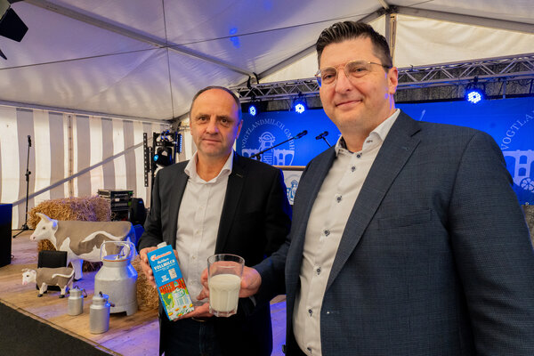 Bild vergr&ouml;&szlig;ern: Das Bild zeigt Landrat Thomas Hennig und Vogtlandmilch-Gesch&auml;ftsf&uuml;hrer Steffen D&uuml;nger mit einem der typisch blauen Milchkartons, wie er t&auml;glich das Unternehmen an der Pausaer Stra&szlig;e verl&auml;sst.