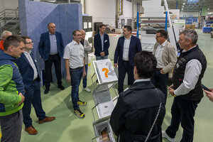 Bild vergr&ouml;&szlig;ern: Viele Interessierte beim Firmenrundgang in der Firma Kunststoff Schedel in Neuensalz.