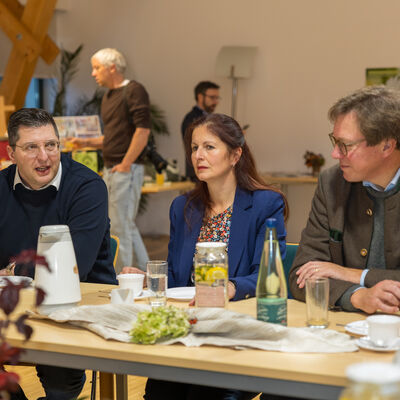 Bild vergr&ouml;&szlig;ern: Landrat Thomas Hennig im Gespr&auml;ch mit dem Minister im Natur- und Umweltzentrum Vogtland in Falkenstein/ Oberlauterbach