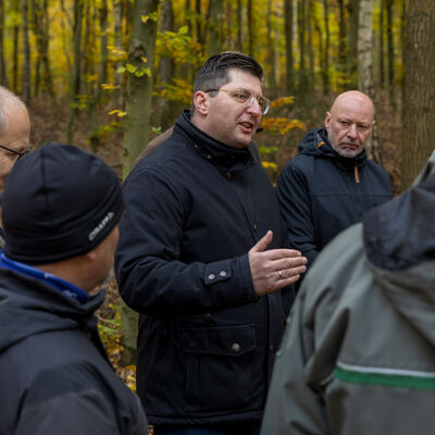 Bild vergr&ouml;&szlig;ern: Landrat Thomas Hennig im Gespr&auml;ch mit der kirchlichen Waldgemeinschaft und der Waldbesitzervereinigung Plauen.