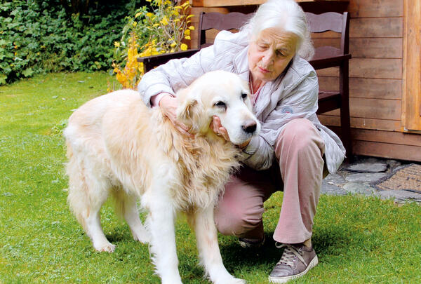 Bild vergr&ouml;&szlig;ern: Das Bild zeigt Christa Bauer mit einem Hund. Sie ist ehrenamtlich im  Naturschutz t�tig. Sie k�mmert sich unter anderem auch um Pflegehunde.