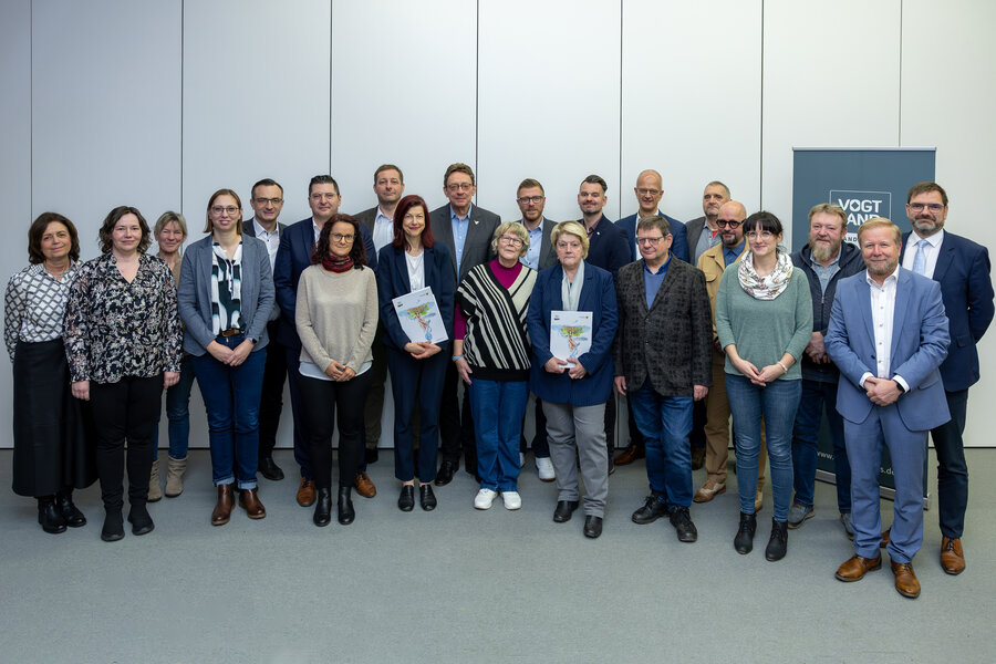 Gruppenfoto der B&uuml;rgermeister, Ortsvorsteher, Mitarbeiter der Kommunen und des Landratsamtes sowie Landrat Thomas Hennig.
