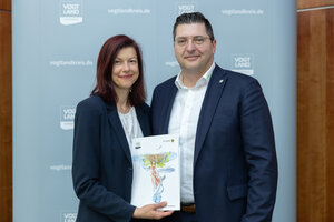 Bild vergr&ouml;&szlig;ern: Judith Sander B&uuml;rgermeisterin der Stadt Klingenthal und Landrat Thomas Hennig