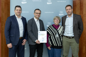 Bild vergr&ouml;&szlig;ern: Landrat Thomas Hennig mit Lengenfelds B&uuml;rgermeister Michael Heuck, Ortschronistin Maria Reinhart und S&ouml;ren Halbach