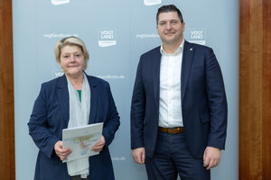 Bild vergr&ouml;&szlig;ern: Carmen K&uuml;nzel B&uuml;rgermeisterin von Neuensalz und Landrat Thomas Hennig