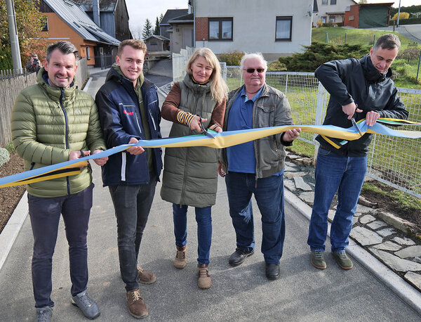 Bild vergr&ouml;&szlig;ern: 5 Menschen durchschneiden Band.