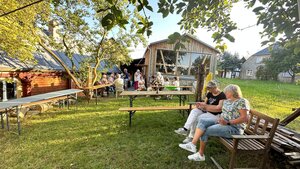 Bild vergr&ouml;&szlig;ern: Den ersten Platz holte die Sanierung der Fest-Scheune am Umgebindehaus in Oberlauterbach. Unter dem Motto &raquo;Feiern wie zu Gro&szlig;mutters Zeiten&laquo; hat der &raquo;Umgebindeverein&laquo; aus Alt etwas Modernes und Gem&uuml;tliches gestaltet, um &uuml;ber das ganze Jahr bei jedem Wetter urige Dorffeste zu organisieren und Handwerk und Tradition hoch zu halten. Die Fotostrecke zur Scheunensanierung finden Sie unter www.umgebinde-vogtland.de/umgebinde-start/fotos/.