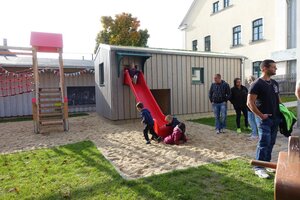 Bild vergr&ouml;&szlig;ern: Den zweiten Projektfavoriten machte der Kindergarten Sonnenpferdchen in Poppengr&uuml;n mit seinem Kinderspielhaus alias Abstellschuppen. Gerade der Platzmangel machte erfinderisch. So entstand das kreative Kombi-Projekt, das mit LEADER und der Gemeinde umgesetzt werden konnte.