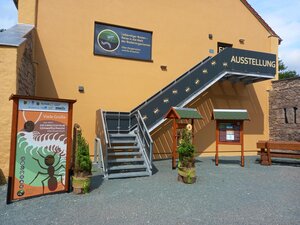 Bild vergr&ouml;&szlig;ern: Den dritten Platz errang die Umwelt- und Erlebnisscheune im Natur- und Umweltzentrum Vogtland. Die Sanierung des einst bauf&auml;lligen, denkmalgesch&uuml;tzten Geb&auml;udes im ehemaligen Vier-Seit-Geh&ouml;ft Adlershof schuf R&auml;umlichkeiten f&uuml;r Veranstaltungen und f&uuml;r ein interaktives Informationszentrum &raquo;Reise in die Welt der Bodenorganismen&laquo;, u.a. mit VR-Anwendungen des Senckenberg Museum f&uuml;r Naturkunde G&ouml;rlitz.
