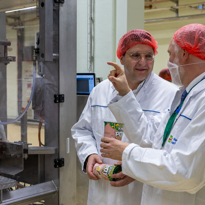 Bild vergr&ouml;&szlig;ern: Landrat Thomas Hennig im Gespr&auml;ch mit Sebastian Scheel, Staatssekret&auml;r und Amtschef vom S&auml;chsischen Staatsministerium f&uuml;r Wirtschaft, Arbeit, Energie und Klimaschutz