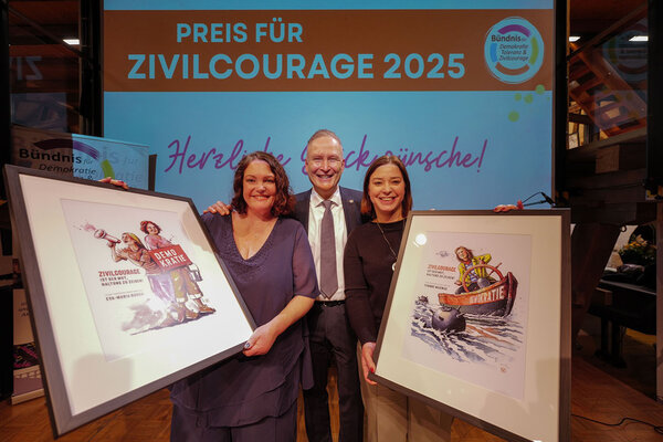 Bild vergr&ouml;&szlig;ern: Gruppenfoto: Preistr&auml;gerin Eva-Maria Busch, Vertrauenslehrerin am Gymnasium Markneukirchen, Dr. Axel Steinbach, Beigeordneter des Landrates und die zweite Preistr&auml;gerin Yvonne Magwas vogtl&auml;ndische Politikerin aus Auerbach