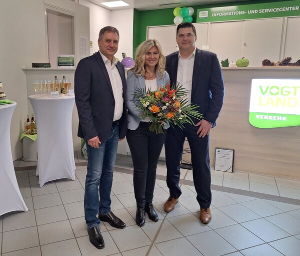 Bild vergr&ouml;&szlig;ern: 10 Jahre Servicecenter Plauen. Von links nach rechts: VVV-Gesch&auml;ftsf&uuml;hrer Michael Barth, Teamleitung Kundenservice Britta Seidel, Landrat Thomas Hennig.
