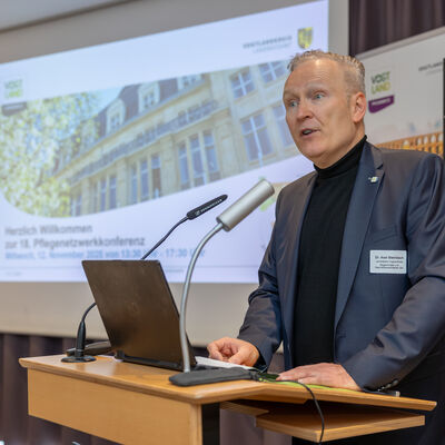 Bild vergr&ouml;&szlig;ern: Dr. Axel Steinbach, Beigeordneter des Vogtlandkreises, startete die Konferenz und betonte die Wichtigkeit dieser Konferenz.