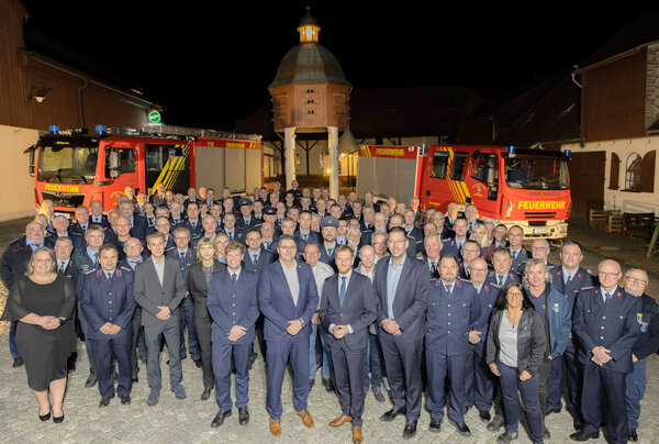 Bild vergr&ouml;&szlig;ern: Das Bild zeigt einen Teil der Helfer aus dem Bereich Feuerwehr, Katastrophenschutz und Rettungsdienst auf dem Innenhof der Wernesgr&uuml;nre Brauerei.