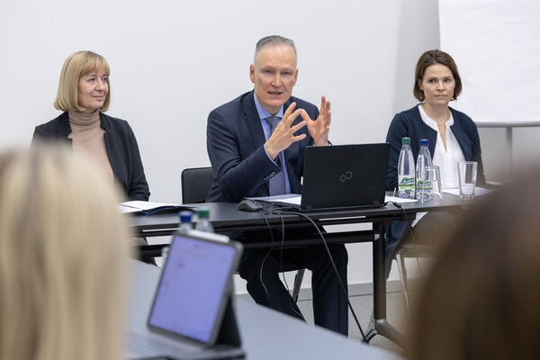 Bild vergr&ouml;&szlig;ern: Das Bild zeigt Silvana Karliner (Leiterin B&uuml;ro des Beigeordneten), der Beigeordnete Dr. Axel Steinbach, Nicole Enders (Regionalkoordinatorin gesundheitliche Versorgung)