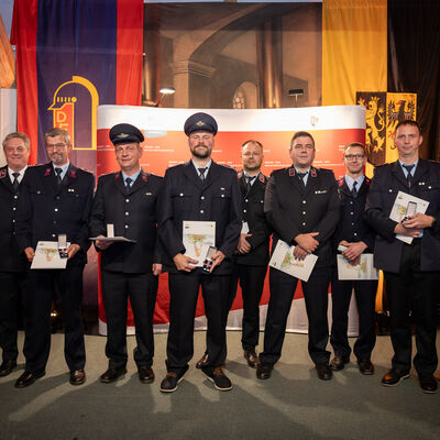 Bild vergr&ouml;&szlig;ern: Das Bild zeigt Ehrenamtliche, die 25 Jahre ehrenamtlichen Dienst in der Freiwilligen Feuerwehr leisten.