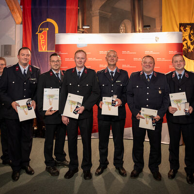 Bild vergr&ouml;&szlig;ern: Das Bild zeigt Ehrenamtliche, die 25 Jahre aktiven ehrenamtlichen Dienst in der Freiwilligen Feuerwehr leisten.