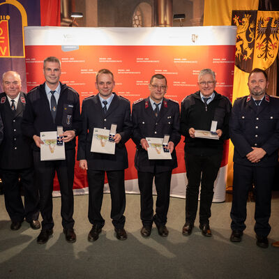 Bild vergr&ouml;&szlig;ern: Das Bild zeigt Ehrenemtliche mit 25 Jahren aktivem ehrenamtlichen Dienst in der Freiwilligen Feuerwehr