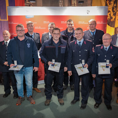 Bild vergr&ouml;&szlig;ern: Das Bild zeigt Ehrenemtliche mit 25 Jahren aktivem ehrenamtlichen Dienst in der Freiwilligen Feuerwehr