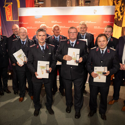 Bild vergr&ouml;&szlig;ern: Das Bild zeigt Ehrenamtliche mit 40 Jahren ehrenamtlichem Dienst in der Freiwilligen Feuerwehr.