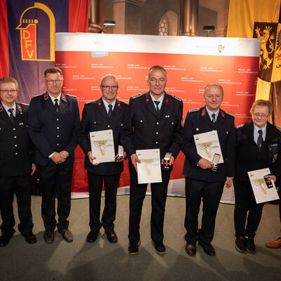 Bild vergr&ouml;&szlig;ern: Das Bild zeigt Ehrenamtliche mit 40 Jahren ehrenamtlichem Dienst in der Freiwilligen Feuerwehr.