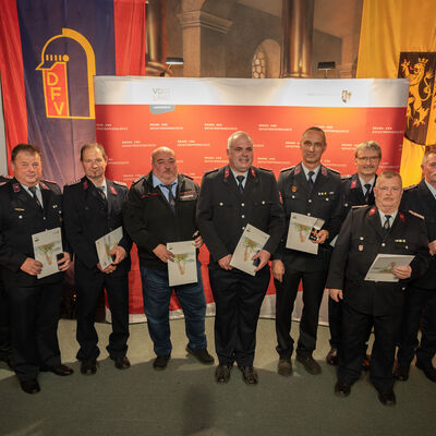 Bild vergr&ouml;&szlig;ern: Das Bild zeigt Ehrenamtliche mit 40 Jahren ehrenamtlichem Dienst in der Freiwilligen Feuerwehr.