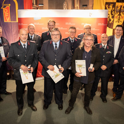 Bild vergr&ouml;&szlig;ern: Das Bild zeigt Ehrenamtliche mit 40 Jahren ehrenamtlichem Dienst in der Freiwilligen Feuerwehr.