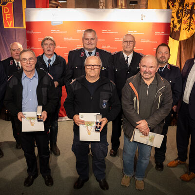Bild vergr&ouml;&szlig;ern: Das Bild zeigt Ehrenamtliche mit 40 Jahren ehrenamtlichem Dienst in der Freiwilligen Feuerwehr.
