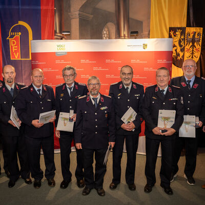 Bild vergr&ouml;&szlig;ern: Das Bild zeigt Ehrenamtliche mit 50 Jahren aktivem ehrenamtlichen Dienst in der Freiwilligen Feuerwehr.