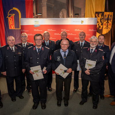 Bild vergr&ouml;&szlig;ern: Das Bild zeigt Ehrenamtliche mit 50 Jahren aktivem ehrenamtlichen Dienst in der Freiwilligen Feuerwehr.