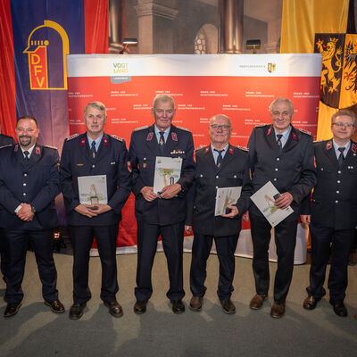 Bild vergr&ouml;&szlig;ern: Das Bild zeigt Ehrenamtliche mit 50 Jahren aktivem ehrenamtlichen Dienst in der Freiwilligen Feuerwehr.