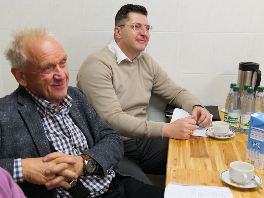 Landrat Thomas Hennig und Peter Jahr lauschen einem Vortrag.