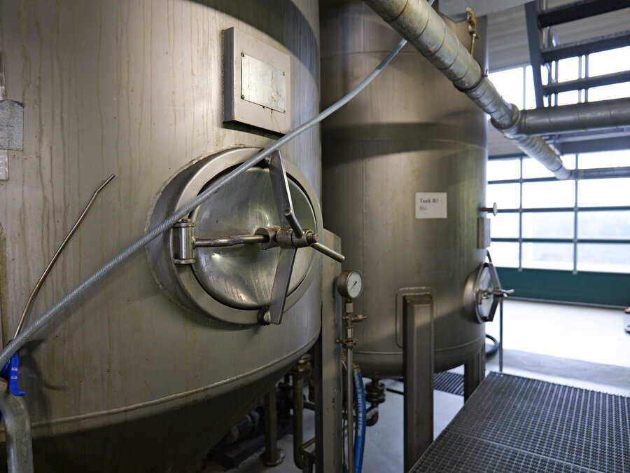 Zwei gro&szlig;e Metallbottiche mit Fenstern. In ihnen wird &Ouml;l gewonnen.