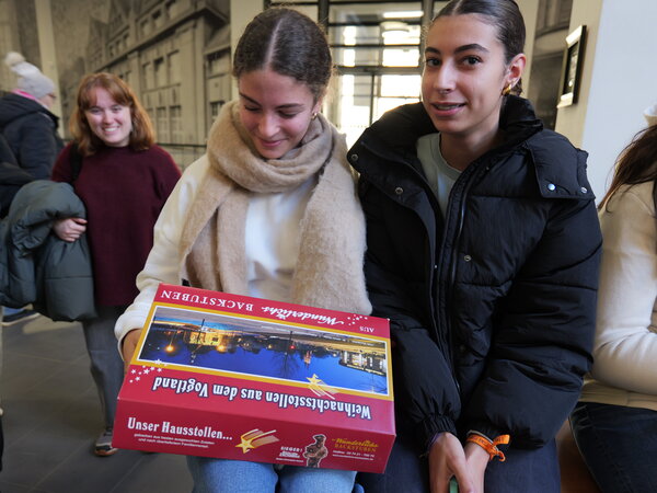 Bild vergr&ouml;&szlig;ern: Zwei M�dchen halten eine Stollenverpackung.