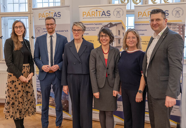 Bild vergr&ouml;&szlig;ern: Auf dem Bild sieht man: Christin W&ouml;lk (Verbandsdirektorin KSV Sachsen), Tobias K&auml;mpf (B&uuml;rgermeister Plauen), Birgit G&ouml;schel (Vorstandsvorsitzende des Verein &raquo;Partner f&uuml;r psychisch Kranke&laquo; e.V.), Dr. Attiya Kahn, (in Vertretung Petra K&ouml;pping, Staatsministerin S&auml;chs. SM f&uuml;r Soziales und Gesellschaftl. Zusammenhalt), Gesch&auml;ftsf&uuml;hrerin Cornelia Greiner und Landrat Thomas Hennig.