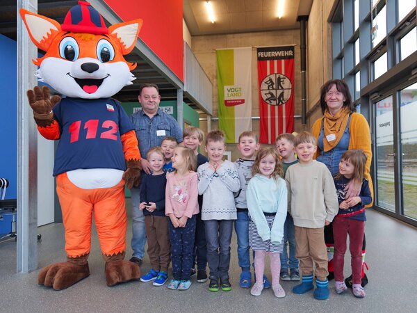 Bild vergr&ouml;&szlig;ern: Die Kinder freuen sich auf ihr Foto mit dem Maskottchen des FloBIZ.