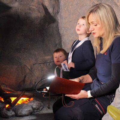 Bild vergr&ouml;&szlig;ern: Anja Haymann liest den Kindern eine Geschichte zur Entstehung des Feuers vor.