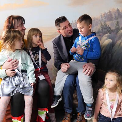 Bild vergr&ouml;&szlig;ern: Landrat Thomas Hennig und Erzieherin Katrin Dietzsch lauschten gemeinsam mit den Kindern der spannenden Geschichte.