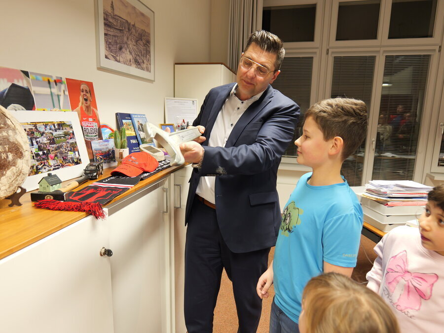 Landrat Thomas Hennig h&auml;lt einen gro&szlig;en Schraubenschl&uuml;ssel in der Hand.