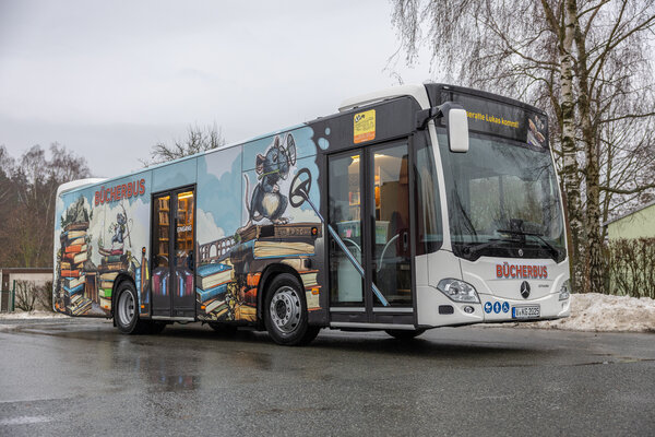 Bild vergr&ouml;&szlig;ern: Der neue B�cherbus ist ein echter Hingucker.