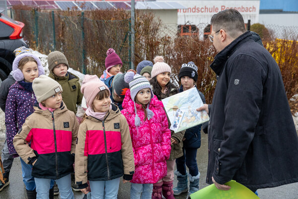 Bild vergr&ouml;&szlig;ern: Landrat Thomas Hennig hatte auch ein Buch f&uuml;r die Fahrbibliothek dabei: &raquo;Eine Reise durchs Vogtland mit Max und Milli&laquo;.