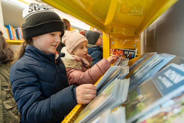 Bild vergr&ouml;&szlig;ern: Die Kinder erkundeten sofort die spannenden B&uuml;cher.