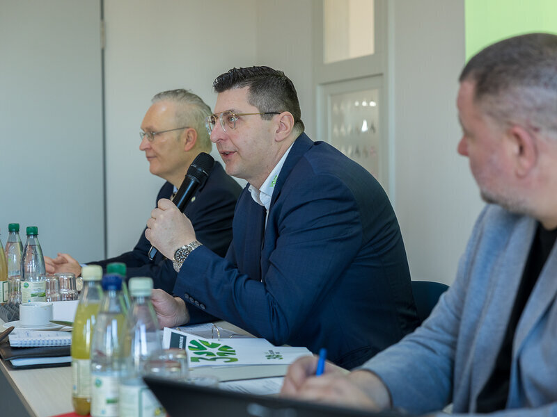 Landrat Thomas Hennig spricht zu den Anwesenden.