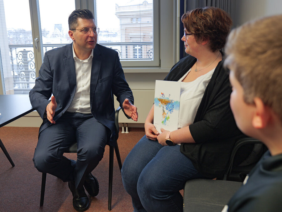 Landrat Thomas Hennig unterh&auml;lt sich mit seinen Besuchern.